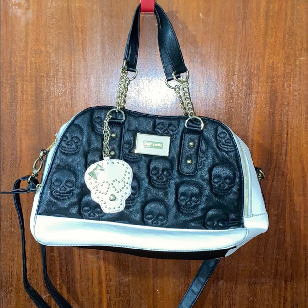 LARGE PURSE LOTS OF POCKETS